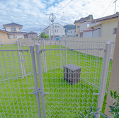 屋内と屋外のドッグランを完備！天候を気にせず愛犬を思い切り遊ばせられる設備が自慢です☆当店の二階には「屋内ドッグラン」、外には広々とした「屋外ドッグラン」を併設しております！ドッグランの利用料金は屋内外共通となっており、一度お支払いいただければどちらでも一日中遊ぶことができます。