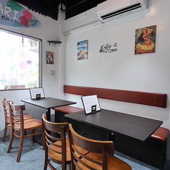 【気楽に4人でテーブル席】かき氷とお酒も楽しめるハワイアンなお店です。ほっと一息つけるテーブル席は4名×2テーブルをご用意しております！ハワイアンな小さなお店で、南国気分に浸りながら心地よいひと時をお過ごしいただけます。ご友人同士やカップルでのご利用にもおすすめ♪皆様のご来店をお待ちしております。