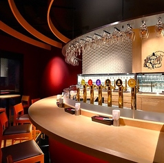 【調布で味わえるビールの楽しみ方】ヱビスのビヤサーバーがズラリと並ぶ☆自慢のカウンター席☆美しいビールが注がれる様子は飲むビールを更に美味しくさせます。視覚でもビールを味わえるのはカウンターの特権！