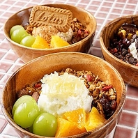 見た目も華やかな本格ギリシャヨーグルトとグラノーラ♪