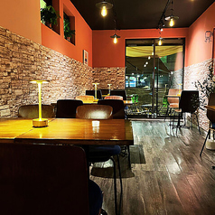 ゆったり配置のテーブル席。友人同士や女子会に最適な、居心地の良い空間です。