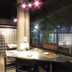 会社宴会や同窓会など、様々なシーンに対応できるお席です。細部まで洗練されたお洒落な空間で美味しいお料理とお酒をごゆるりとお愉しみください♪