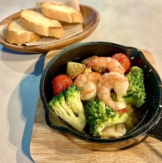 海老とブロッコリーのアヒージョ（バケット付）