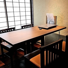 2名席と4名席で個室のご用意がございます。または両席を結合し、最大6名迄ご利用可能です。ゆったりと落ち着いた空間でお過ごしください。