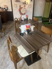 少人数でのご利用にぴったりな2名様用のテーブル席です。デートや親しいご友人とのお食事に、落ち着いて会話を楽しめる程よい距離感が魅力。沖縄の装飾が施された店内で、美味しいお料理とお酒を囲みながら、プライベートな時間をごゆっくりとお過ごしいただけます。