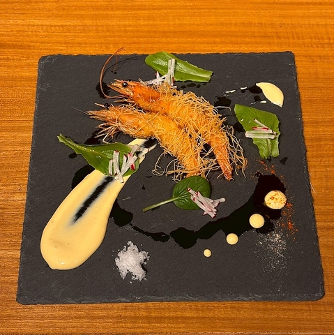 旬の食材と創作料理を地下の隠れ家居酒屋のくつろぎ空間でおもてなし