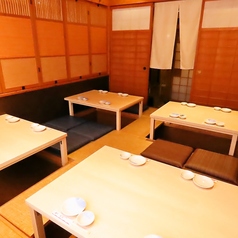 【ご家族の集まりやご宴会に】ご家族でのお食事会や、親しい方々とのご宴会におすすめの座敷席をご用意しております！12名様～16名様まで対応可能で、足をのばしてゆったりとお過ごしいただける和の空間です。落ち着いた雰囲気の中で、会話とお食事をゆっくりお楽しみください♪