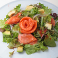 料理メニュー写真&nbsp;サーモンとアボカドのサラダ