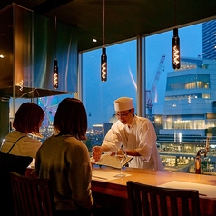 オープンキッチンの臨場感を間近でお楽しみいただけます。