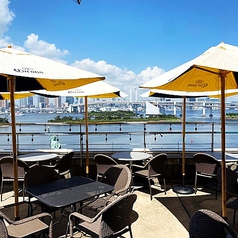 東京湾の心地よい海風にあたりながらお食事をお楽しみ頂けるテラス席をご用意しております。お台場のシンボルである「レインボーブリッジ」や「自由の女神」など一望できるテラス席は大人気！ご予約お待ちしております。