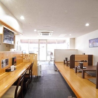 お座敷でゆっくり、カウンター席でお気軽にお食事を