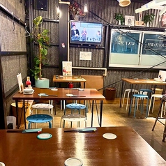 最大24名様まで収容可能な広々とした空間を貸切でご利用いただけます。仲間同士でテーブルを囲める開放感のある配置となっており、一体感のあるパーティーや宴会に最適です◎周りを気にせず、賑やかで楽しい時間を心ゆくまでお過ごしいただけます♪忘新年会や歓送迎会など、大切な集まりの際はぜひお気軽にご相談ください。