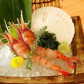 当店の自慢はなんといっても鮮度。毎日仕入れる新鮮な魚介類を使用し、素材本来の旨みを存分に引き出しています。お刺身やお寿司はもちろん、焼き物や逸品料理に至るまで、鮮度の良さが際立つ味わいをお楽しみいただけます。鮮度にこだわるからこそ実現する、贅沢な美味しさをぜひご堪能ください。