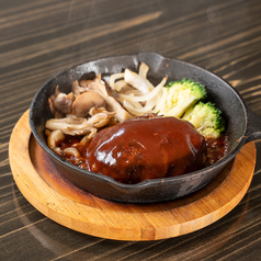 【心温まる家庭の味】懐かしくて優しい「おかんの手作りハンバーグ」の写真