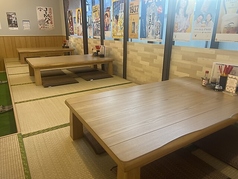 足を伸ばしてリラックスできるお座敷席は、大人の隠れ家のような寛ぎ空間。4名様用が3卓あり、親しい仲間内での飲み会や、じっくり語り合いたい夜に最適です。落ち着いた雰囲気の中で沖縄のゆったりとした時間に身を任せ、日常の疲れを癒やす贅沢なひとときをお過ごしください◎