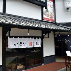 1～4名様でご利用可能な外席を、1卓ご用意しております。こちらのお席はペット同伴も可能です。