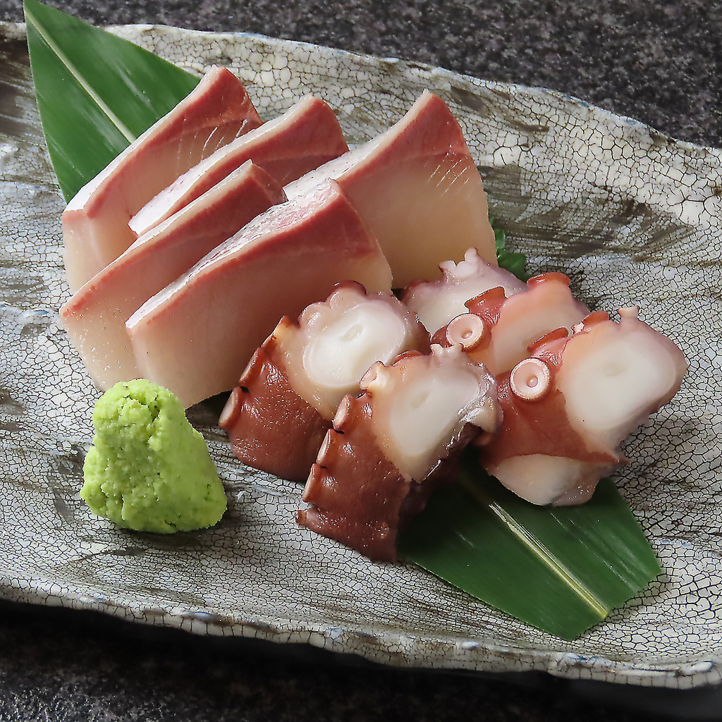 旬魚介を贅沢に盛り込んだ海鮮料理をご用意♪焼き鳥の他に、瀬戸内の恵みを堪能できる海鮮をどうぞ！