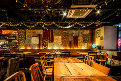 4名様から最大25名様まで対応可能な開放感あふれるフリースペース。ご宴会・歓送迎会・同窓会・打ち上げなど幅広いシーンに最適で、レイアウト調整も可能。貸切利用も承っておりますので、お気軽にご相談ください。