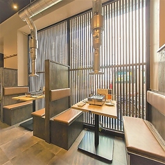 2名掛けテーブル1席3名掛けテーブル1席