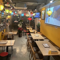 全26席の店内は、テーブル席をメインにご用意しております。ゆったりとしたレイアウトで、お食事をしながら会話も弾みます。ご家族やご友人、会社の同僚との食事など様々なシーンでご利用いただけます。素敵な時間をお過ごしください。