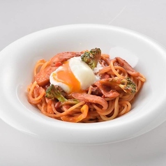 粗びきソーセージとブロッコリーのナポリタン～半熟卵のせ～