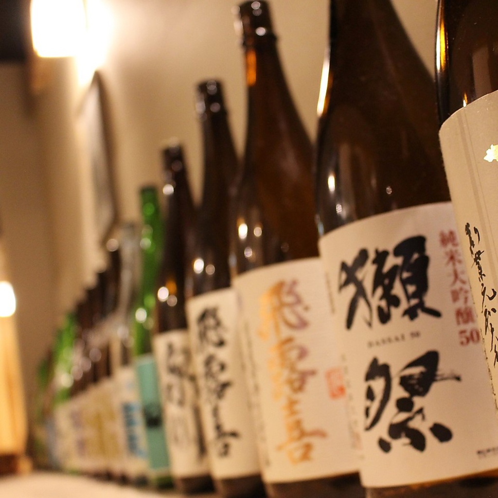 福島のお酒から全国の有名どころまで日々入れ替わるお酒。スタッフに聞かないと飲めない銘柄もぜひ♪