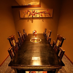 火鍋を皆さんで囲んでお食事！これが火鍋の醍醐味です！落ち着いた個室空間はご家族やご宴会に最適です。