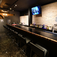 カウンター席ご用意しております。お一人様でもお気軽に。ラグジュアリーあふれる店内で特別な夜を。。