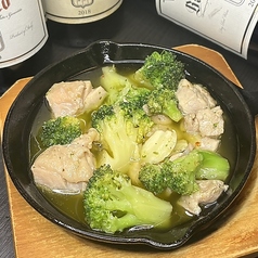 チキンとブロッコリーのバジルアヒージョ