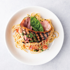 フレッシュトマトのパスタ ベーコンステーキのせ