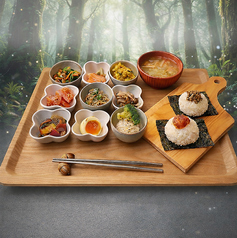 新メニュー「アルモリの九宮格（くくうかく）ランチ」