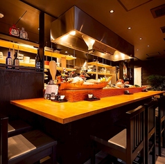 全11卓のカウンター席は、お一人様や少人数でのご利用に最適です♪目の前で職人が腕を振るう様子は迫力満点で、目で見ても楽しめるのが魅力◎炭火の香ばしい香りと活気ある雰囲気の中で、至福のひとときをお過ごしください。仕事帰りの一杯や、大切な方と肩を並べて語り合いたい夜にぴったりの特等席です。