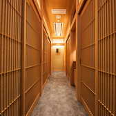 扉付きの個室で、贅沢で落ち着いたひとときをお過ごしいただけます。完全個室ならではのプライベート感があり、周囲を気にせずゆっくりとお食事や会話を楽しめる空間です。接待や記念日、特別なご会食など、さまざまなシーンに最適。上質な空間とおもてなしで、心に残るひとときを演出いたします。