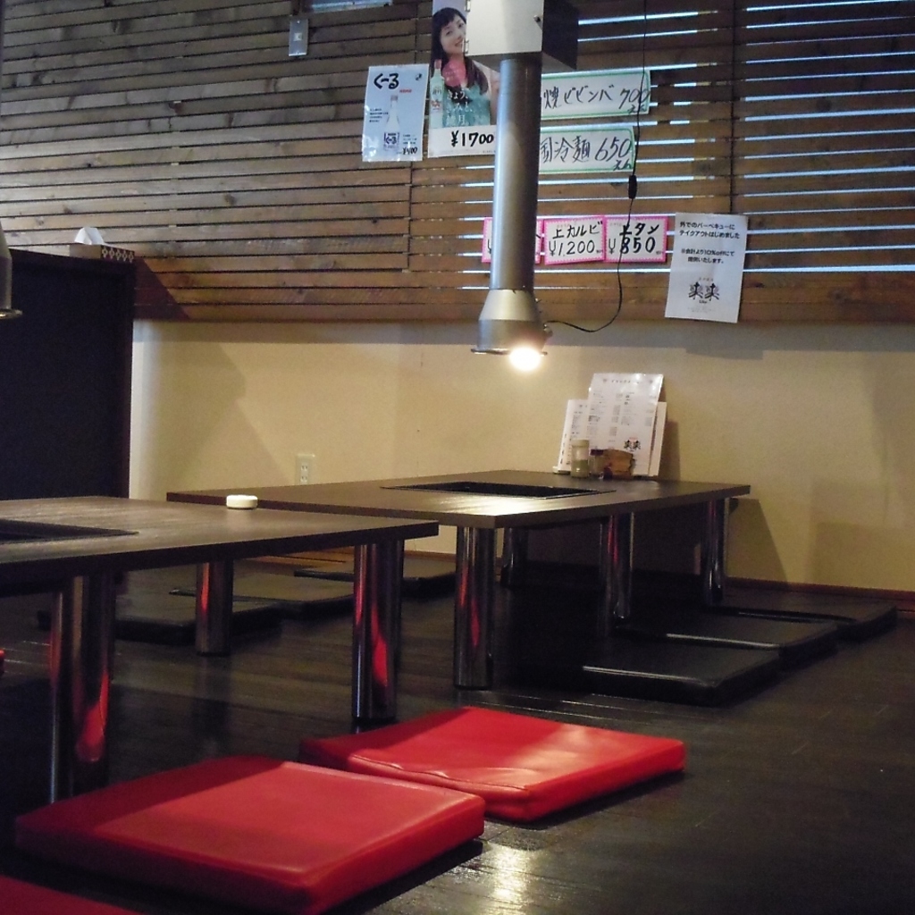 ダークウッドがおしゃれな穏やかでオシャレな店内。 落ち着いた雰囲気は大切な人とのデートに最適♪