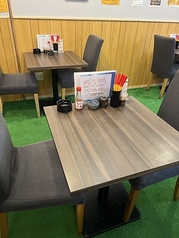 レイアウト変更も可能な2名様用のテーブル席を4卓ご用意しております。少人数での普段使いはもちろん、複数を組み合わせて中規模なグループでのご利用にも対応可能です。開放感のあるフロアで、沖縄の賑やかな雰囲気を感じながらわいわいと楽しいお食事タイムをどうぞ!