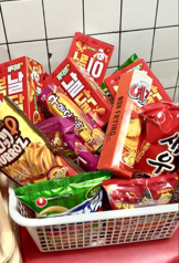 セルフ注文し、ドリンクやスナック菓子を選べます！の写真