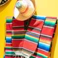 記念写真用に、お客様が被れるメキシコのマスク（ルチャ・リブレ）やソンブレロ（帽子）、ポンチョをご用意しています。お気軽にお声がけください。
