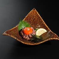 とろける赤身、卵黄が絡まる【レアステーキユッケ】