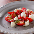 料理メニュー写真&nbsp;トマトとモッツアレラチーズのカプレーゼ