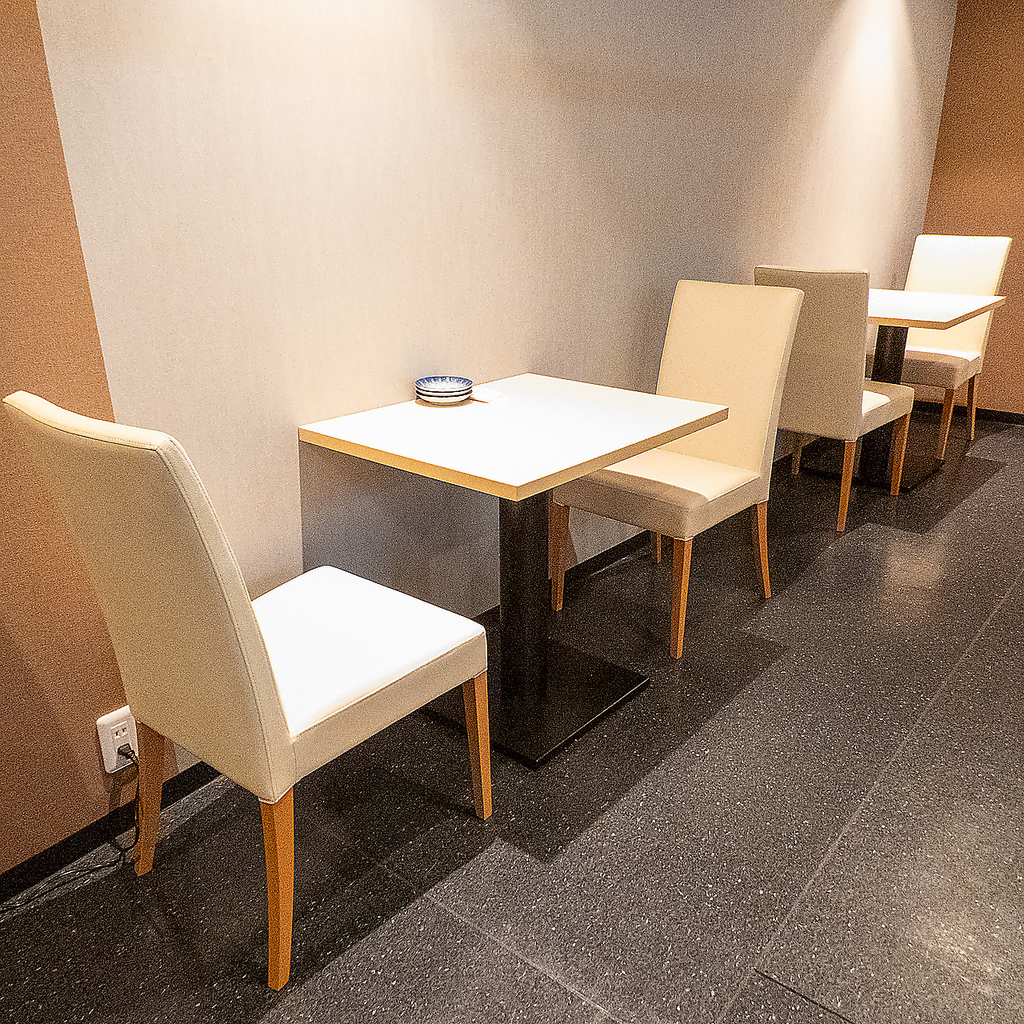 二人席ならではのプライベート感と居心地の良さが、友人やカップルに喜ばれること間違いありません。