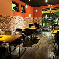 ゆったり配置のテーブル席。友人同士や女子会に最適な、居心地の良い空間です。