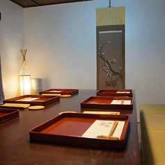 2階の席はお二人様から予約委のできる完全貸し切りとなります。2時間8,000円(30分で2,000円の追加)の貸し切りお席料金をいただきます。