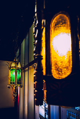 落ち着いた灯りが迎える入口周りの雰囲気。店内へ入る前から特別感を感じられる空間で、デートや大人の飲み時間の始まりを演出します。