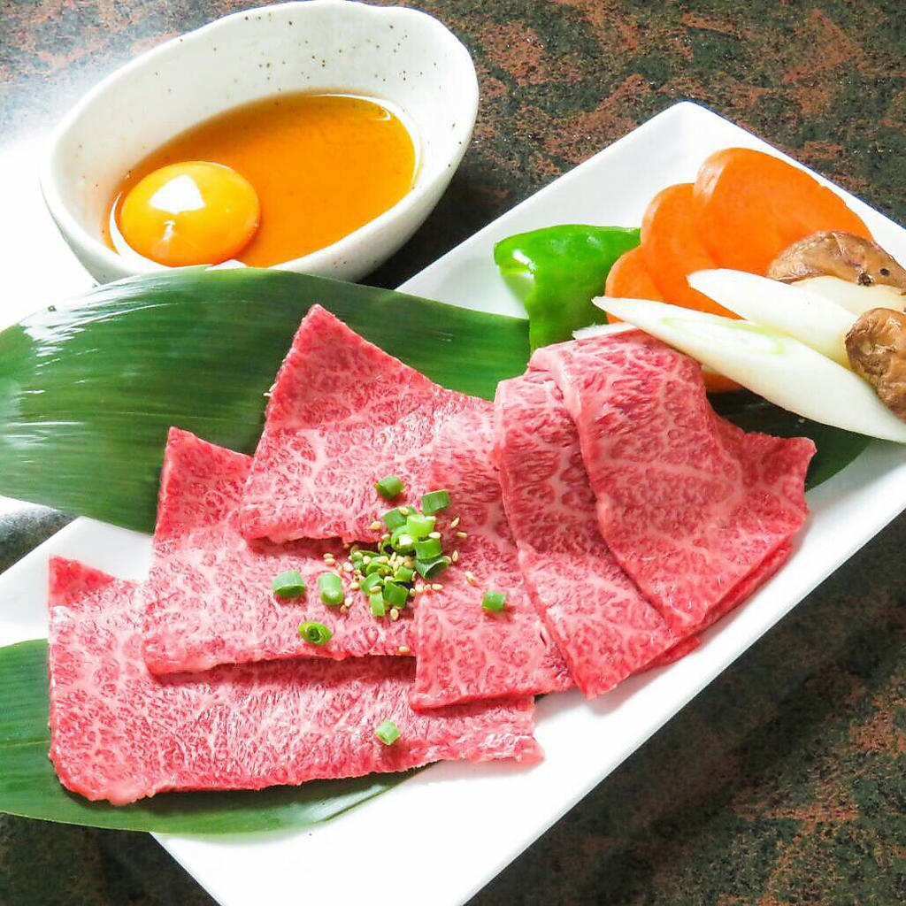 仙台牛の焼きしゃぶ。その日のオススメの部位を鉄板で数秒しゃぶしゃぶして特製ダレで！※写真は一例