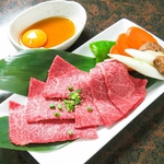 仙台牛の焼きしゃぶ。その日のオススメの部位を鉄板で数秒しゃぶしゃぶして特製ダレで！※写真は一例