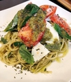 料理メニュー写真 モッツァレラとトマト&ほうれん草のジェノベーゼ