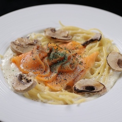 サーモンときのこのクリームパスタ