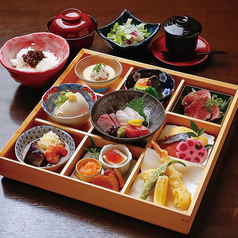 おかげさまで大好評！名物「十菜膳」