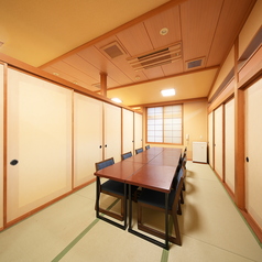 【和の趣が溢れる上質なお座敷】10席×3の個室お座敷は、ゆったりとした配置で、小中規模の宴会や会合にぴったりの場所です。純和風の雰囲気が、特別な瞬間をさらに引き立てます。大切な人たちとともに、心温まる料理と共に素敵な時間と思い出に残るひとときを楽しむことができます。