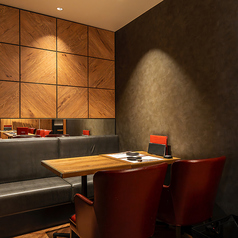 旬の食材を使った逸品料理と旨い酒をゆっくりとお楽しみ頂けます。温かな印象の間接照明があり、宴会や合コン、デート等にも最適なゆったり寛ぎ頂ける店内です。しっぽりとゆっくり語らいながら過ごすのも◎何かご希望がございましたら、お気軽にお声掛けくださいませ。